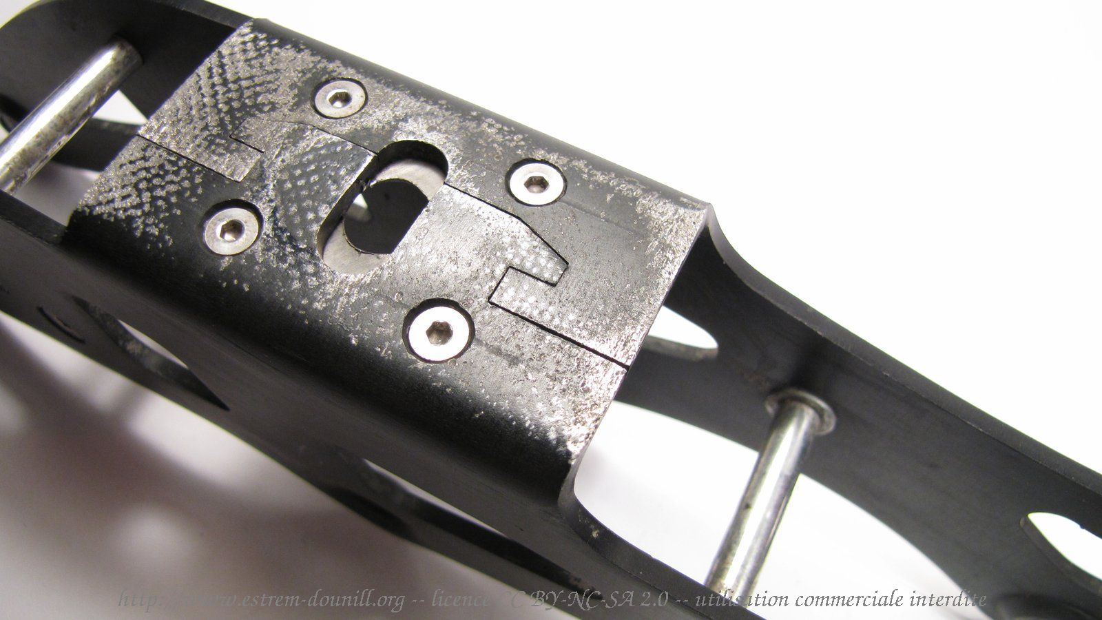 BJ_concept_4x100_1x90_detail_assemblage_embase_arriere.jpg