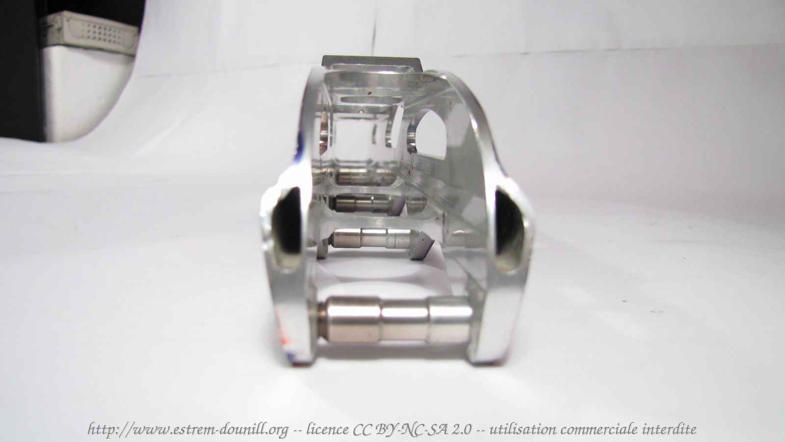 cadomotus_pro_downhill_6x84_arriere.jpg