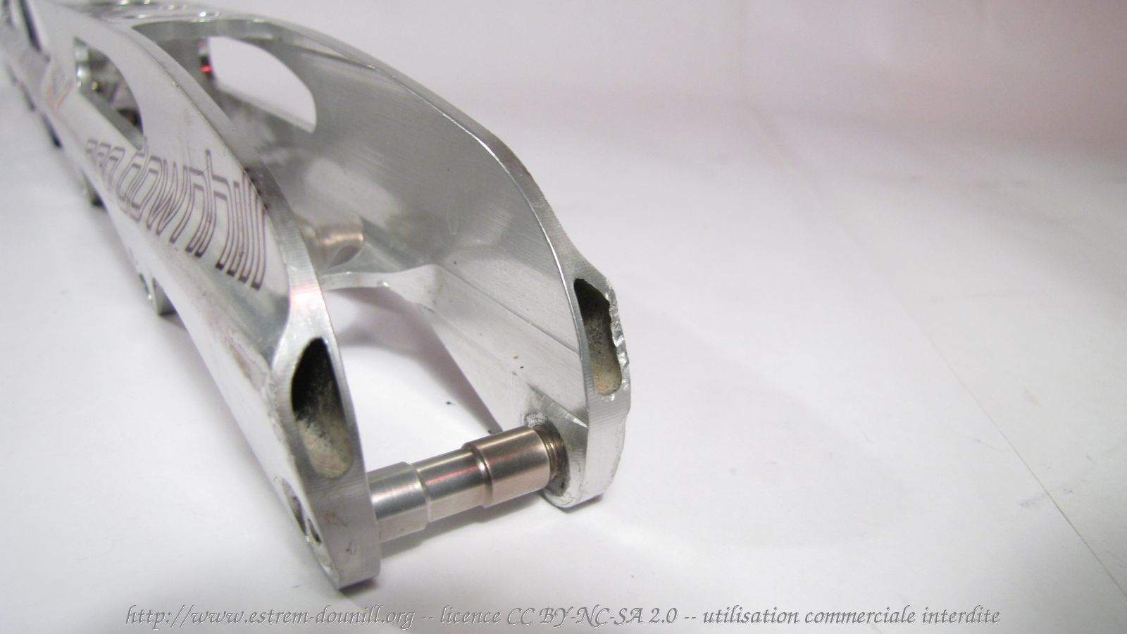 cadomotus_pro_downhill_6x84_detail_avant.jpg