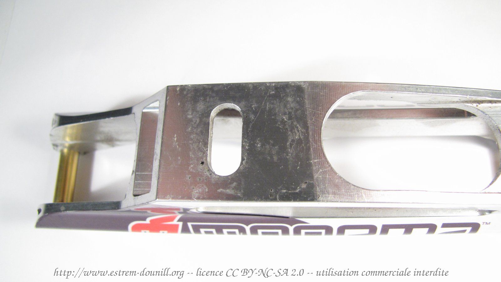 mogema_XT-90_detail_embase_arriere_usinee_de_travers.jpg