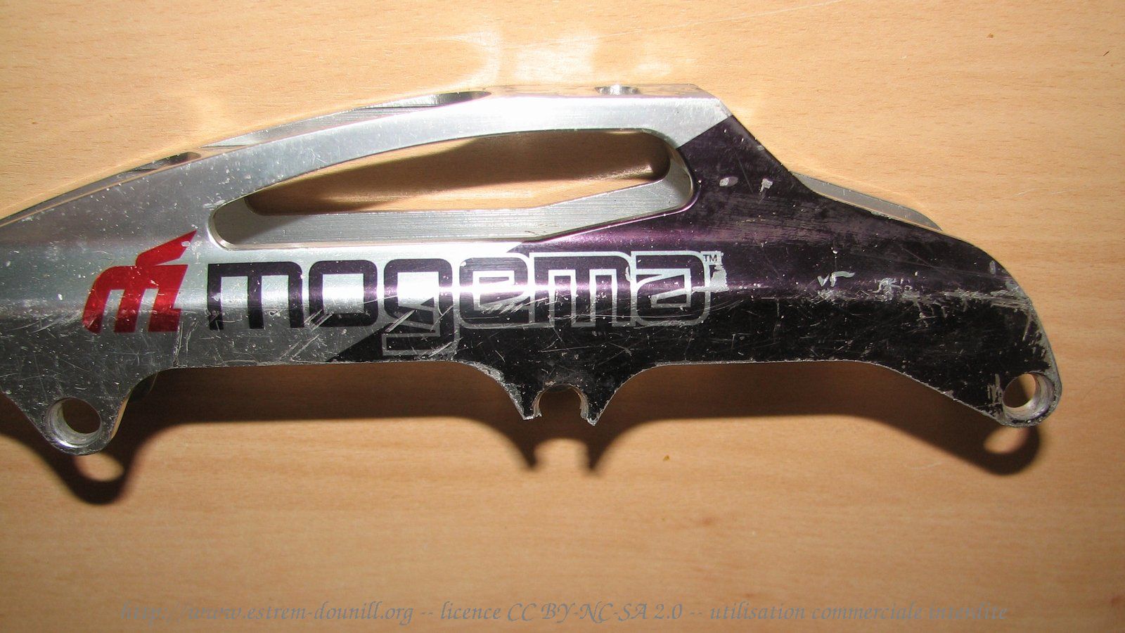 mogema_XT-90_detail_trou_axe_casse.jpg