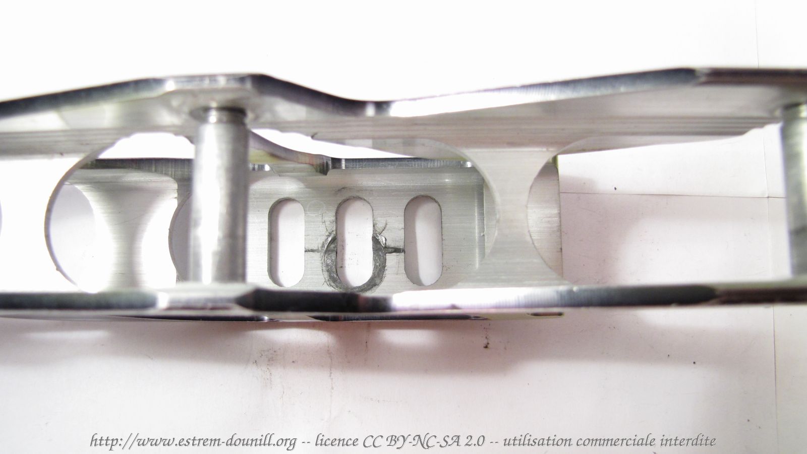 rexton_flash_5_detail_fissure_embase_arriere.jpg