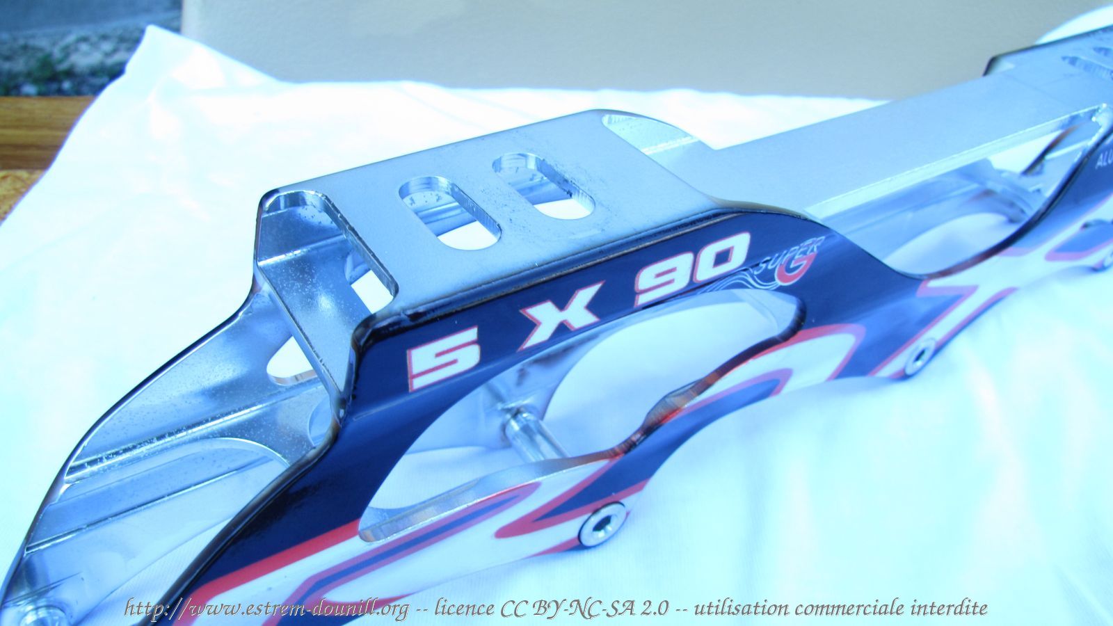 roxa_5x90_super_G_detail_embase_arriere.jpg
