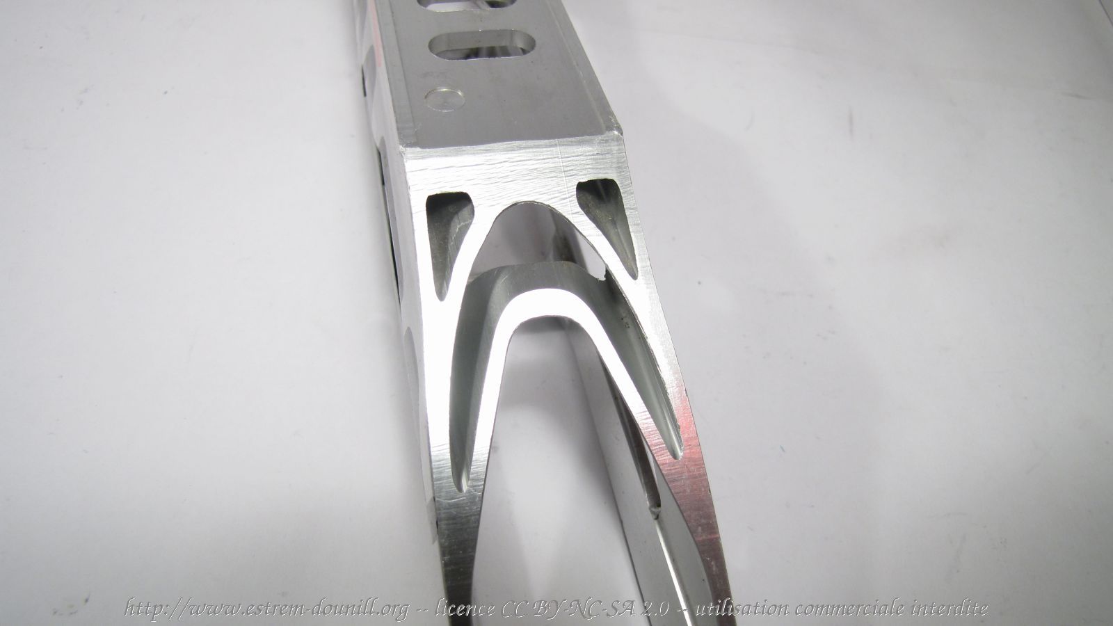 salomon_tension_force_DR190_UFS_detail_pont_avant_2.jpg